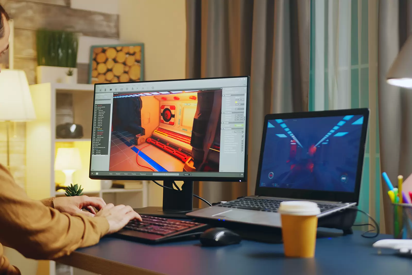 講師がノートPCの画面を見ながらマンツーマンで指導している様子
